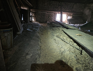 Zateplení stropu rodinného domu pomocí foukané izolace